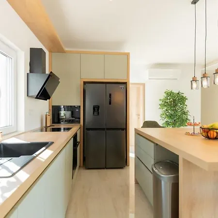 Forest Idyll By Guide Villa *